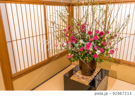 祝い事のために生けられた花 92967213