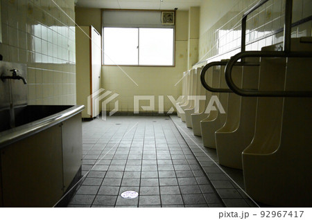 学校の男子トイレの風景 92967417