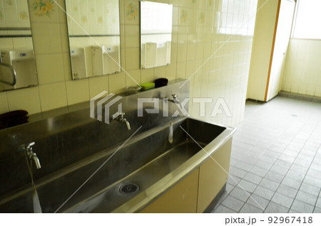 学校のトイレの手洗い場 学校のトイレの手洗い場 92967418