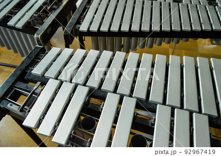 演奏で使用される鉄琴 92967419