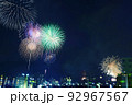 打ち上げ花火と街 92967567