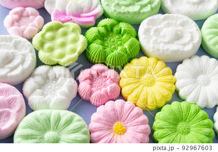 盆菓子たくさん　和菓子　らくがん　お盆　蓮や菊のお供菓子 92967603