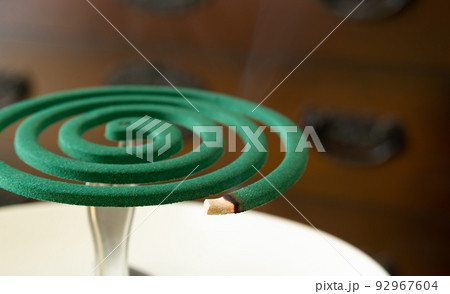 蚊取り線香　夏の風物詩　渦巻 92967604