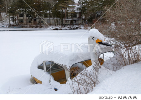 雪に埋もれたスワンボート（松原湖　長野県 小海町） 92967696