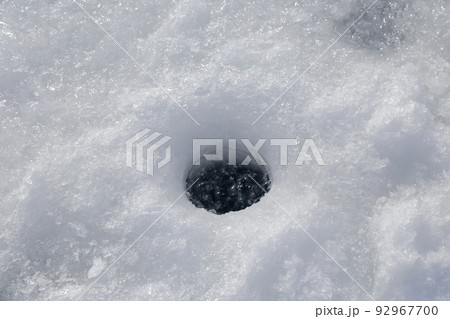 氷をドリルで削った穴（ワカサギ釣り　松原湖　長野県 小海町） 92967700