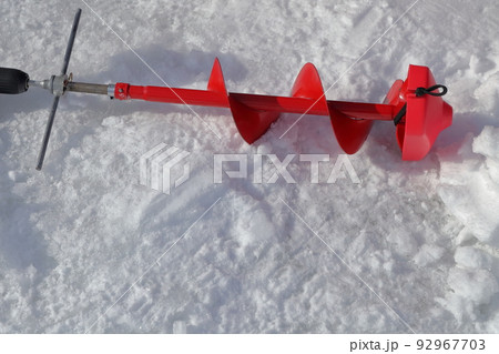 氷上に穴を開ける道具、アイスドリル（ワカサギ釣り　松原湖　長野県 小海町） 92967703