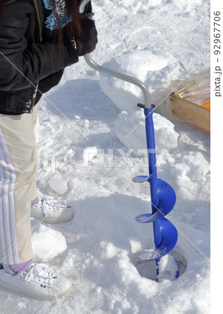 氷上にドリルで穴を開ける作業（ワカサギ釣り　松原湖　長野県 小海町） 92967706