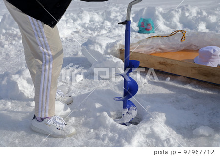 氷上に穴を開けるアイテム、アイスドリル(ワカサギ釣り 松原湖 長野県 小海町) 氷上に穴を開けるアイテム、アイスドリル(ワカサギ釣り 松原湖 長野県 小海町) 92967712