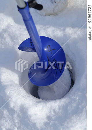 氷上に穴を開けるアイテム、アイスドリル（ワカサギ釣り　松原湖　長野県 小海町） 92967722