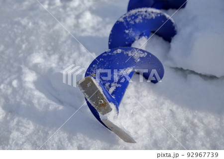 らせん状のドリルの歯先、アイスドリル（ワカサギ釣り　松原湖　長野県 小海町） 92967739