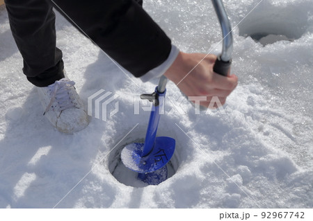氷上にドリルで穴を開ける作業(ワカサギ釣り 松原湖 長野県 小海町) 氷上にドリルで穴を開ける作業(ワカサギ釣り 松原湖 長野県 小海町) 92967742