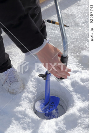 氷上にドリルで穴を開ける作業（ワカサギ釣り　松原湖　長野県 小海町） 92967743
