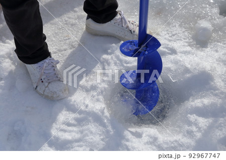 氷上にドリルで穴を開ける作業(ワカサギ釣り 松原湖 長野県 小海町) 氷上にドリルで穴を開ける作業(ワカサギ釣り 松原湖 長野県 小海町) 92967747