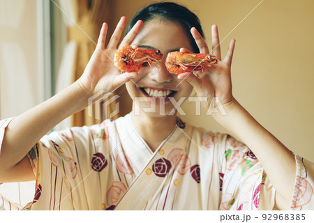 温泉旅行を楽しむ女の子 92968385