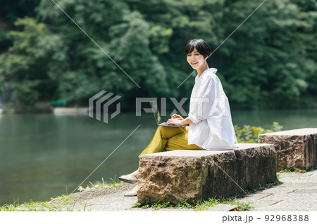 自然環境でワーケーションをする女性 自然環境でワーケーションをする女性 92968388