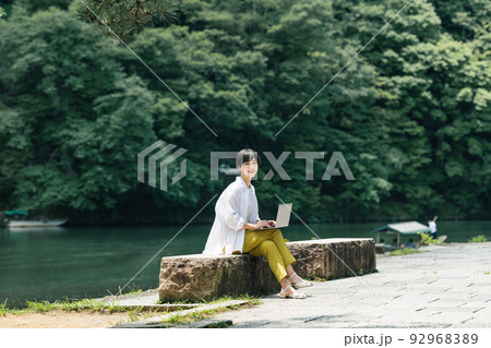 自然環境でワーケーションをする女性 自然環境でワーケーションをする女性 92968389