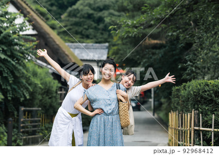 友達と旅行を満喫する女性 92968412