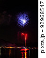 夏祭りの湖上花火 92968547