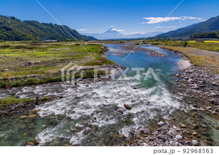 （山梨県）韮崎市・釜無川から富士山遠望 92968563