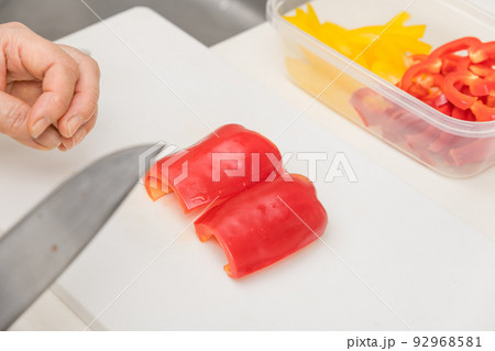 【パプリカ赤色を三徳包丁で切る】 【パプリカ赤色を三徳包丁で切る】 92968581