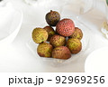 ライチ(Fresh Fruits of Lychee in Bowl) 92969256