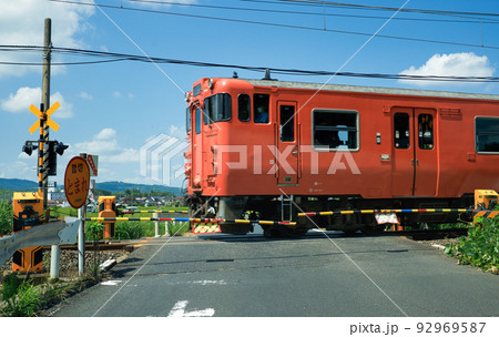 山陰本線の踏切とキハ40形気動車 92969587
