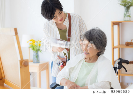 在宅介護イメージ　美容師さんに髪のお手入れをしてもらうシニア女性 92969689