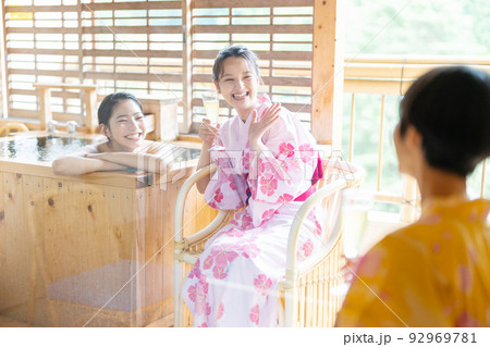 温泉 露天風呂 女子旅 温泉 露天風呂 女子旅 92969781