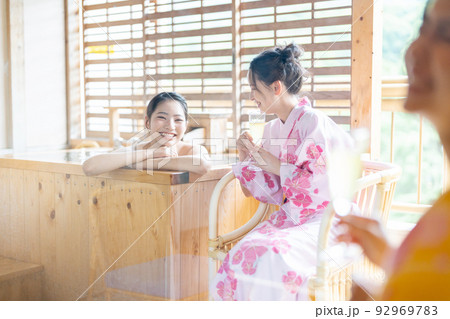 温泉 露天風呂 女子旅 温泉 露天風呂 女子旅 92969783