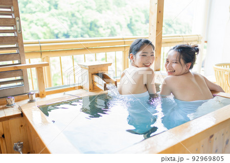 温泉　露天風呂　女子旅 92969805