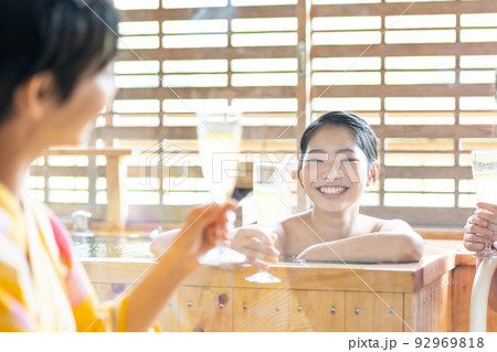 温泉 露天風呂 女子旅 温泉 露天風呂 女子旅 92969818