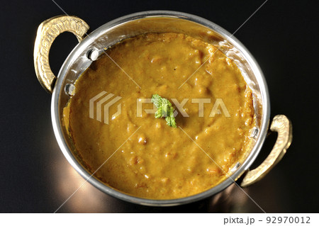 羊肉を使ったキーマカレーを黒背景で俯瞰撮影 羊肉を使ったキーマカレーを黒背景で俯瞰撮影 92970012