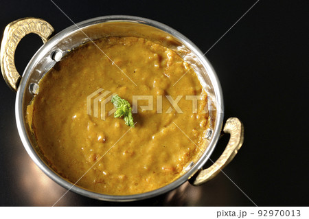 羊肉を使ったキーマカレーを黒背景で俯瞰撮影 羊肉を使ったキーマカレーを黒背景で俯瞰撮影 92970013