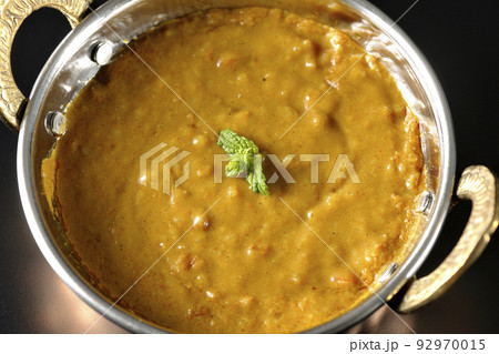 羊肉を使ったキーマカレーを黒背景で俯瞰撮影 92970015