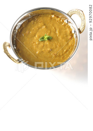 羊肉を使ったキーマカレーを白背景で俯瞰撮影 92970082