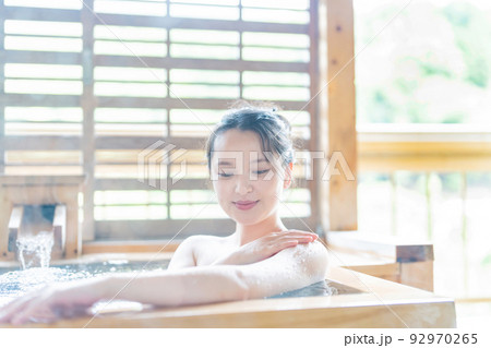 温泉 露天風呂 女子旅 温泉 露天風呂 女子旅 92970265