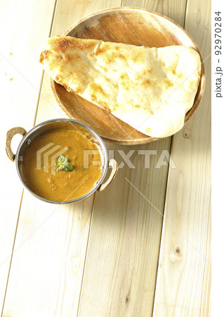 羊肉を使ったキーマカレーとナンを俯瞰で撮影 92970284