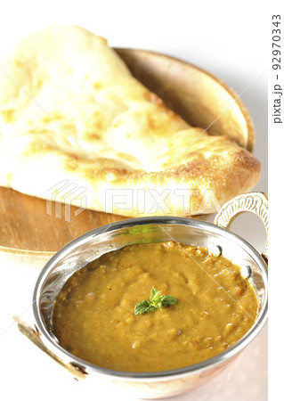 羊肉を使ったキーマカレーとナンを白背景で撮影 羊肉を使ったキーマカレーとナンを白背景で撮影 92970343