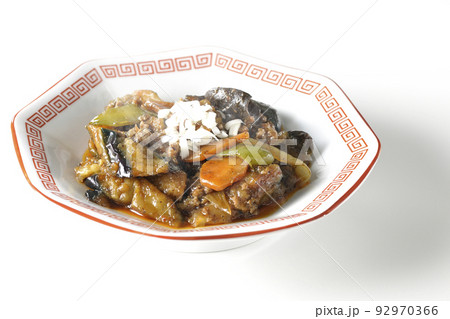 八角形の中華皿に盛り付けられた熱々麻婆茄子を白背景で撮影 八角形の中華皿に盛り付けられた熱々麻婆茄子を白背景で撮影 92970366