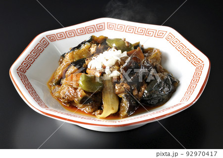 八角形の中華皿に盛り付けられた熱々麻婆茄子を黒背景で撮影 92970417