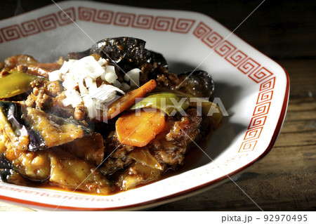 八角形の中華皿に盛り付けられた熱々麻婆茄子 八角形の中華皿に盛り付けられた熱々麻婆茄子 92970495
