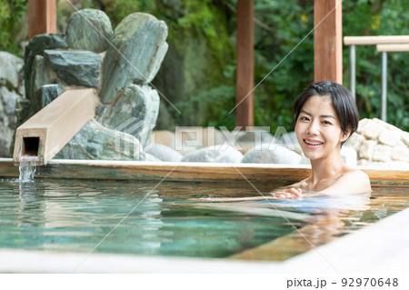 温泉　露天風呂　女子旅 92970648