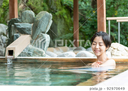 温泉　露天風呂　女子旅 92970649