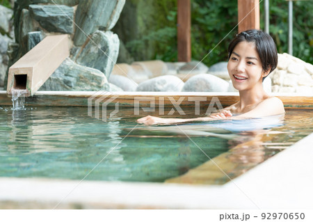 温泉　露天風呂　女子旅 92970650