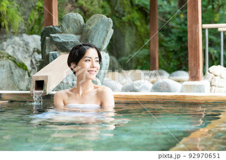 温泉　露天風呂　女子旅 92970651
