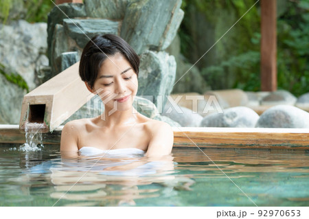 温泉 露天風呂 女子旅 温泉 露天風呂 女子旅 92970653