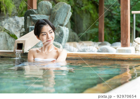 温泉 露天風呂 女子旅 温泉 露天風呂 女子旅 92970654
