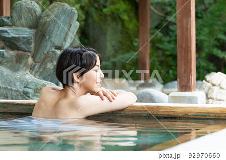 温泉 露天風呂 女子旅 温泉 露天風呂 女子旅 92970660
