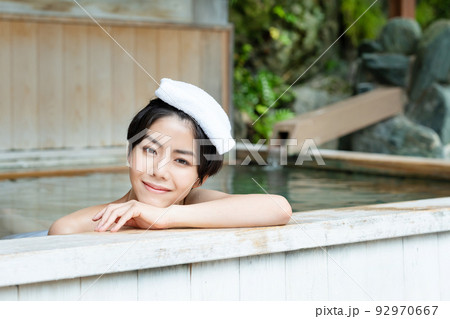 温泉 露天風呂 女子旅 温泉 露天風呂 女子旅 92970667