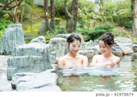 女子 風呂 温泉 露天風呂 女子旅の写真素材 [92970674] - PIXTA